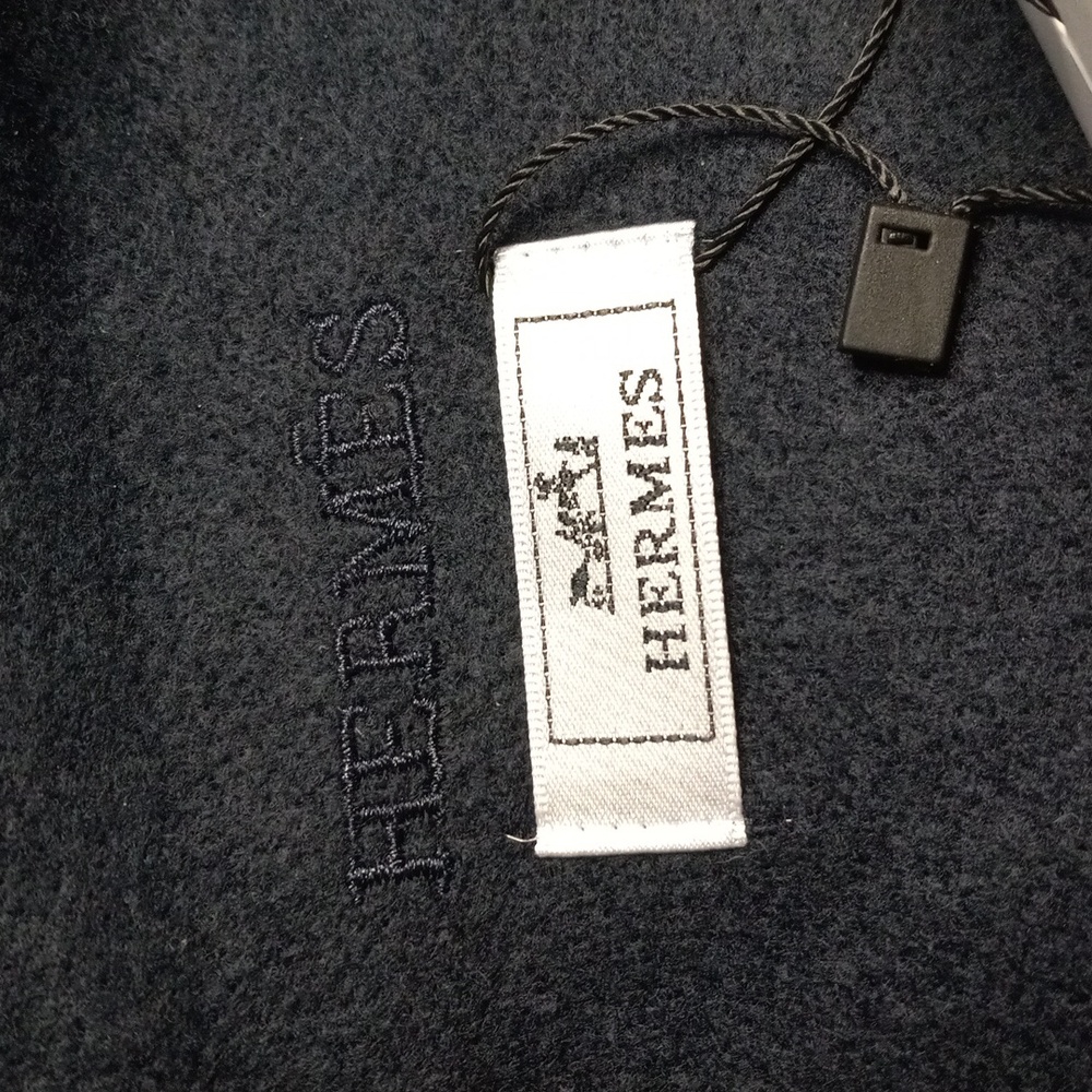 HERMES WOMEN’S NAVY BLUE CASHMERE SCARF - Picture 5 of 5